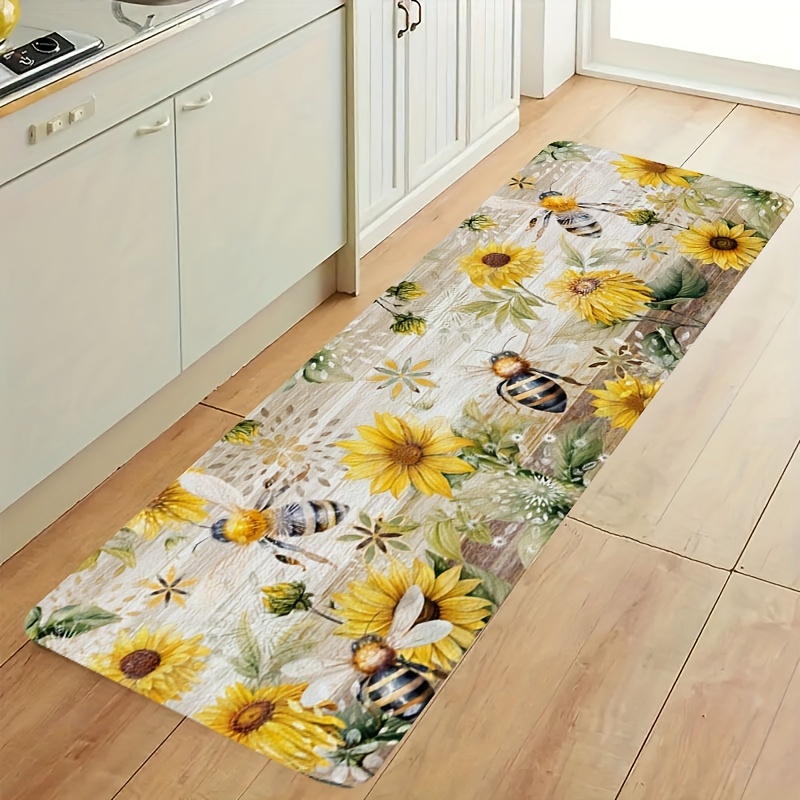 Commercial Kitchen Background - 水彩画のひまわりと蜂のロングランナーマット、素朴な木製背景に花と昆虫のプリントが施されたフロアラグ、ファームハウスのキッチンインテリアに。