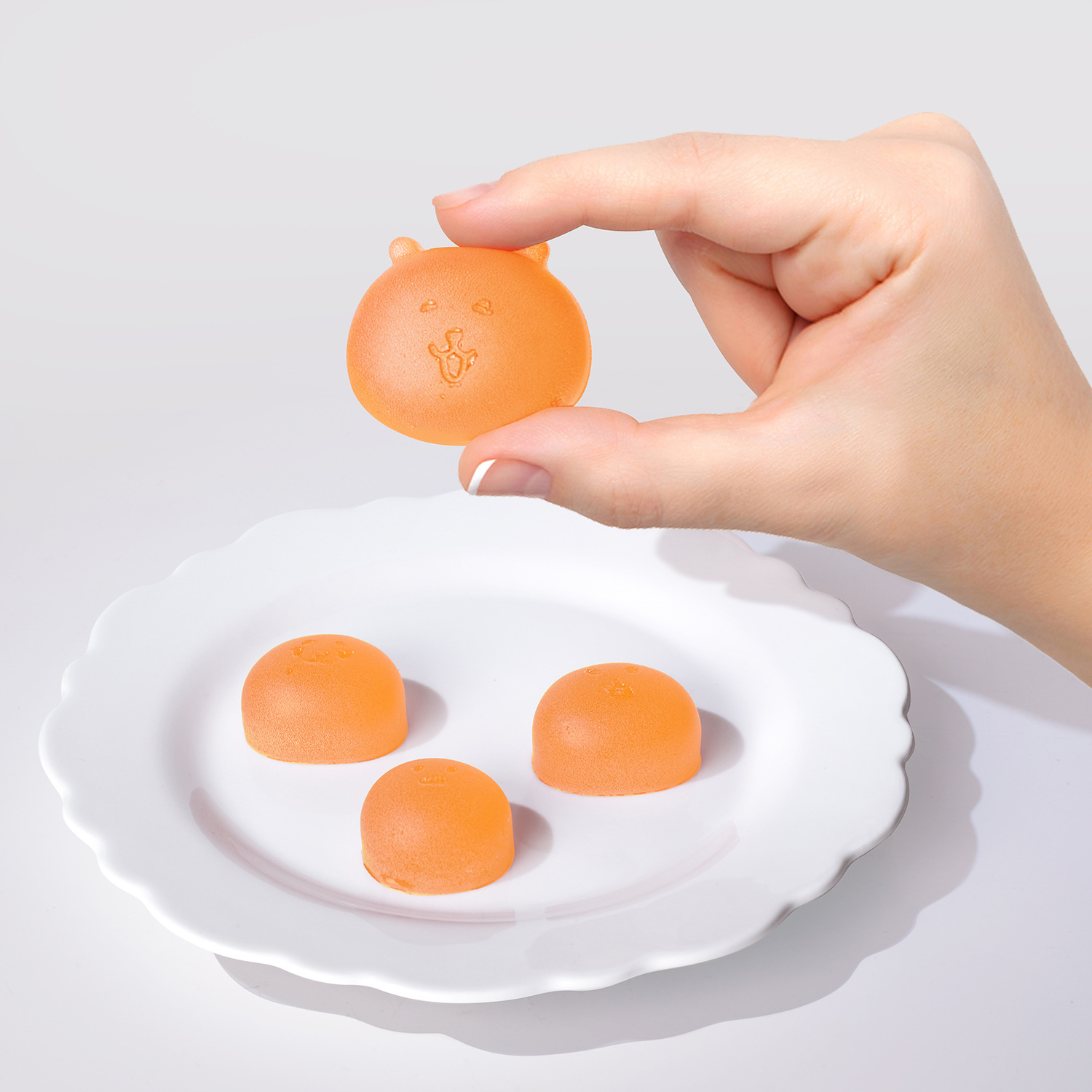 かわいいジョークベアシリコン製製氷皿 蓋付き収納ボックス キ - Commercial Kitchen Organization のレビューと価格